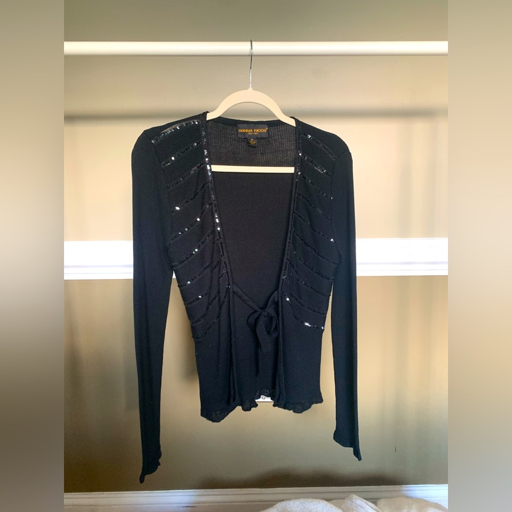 Donna Ricco long sleeved blouse. Tie in the middle. Color is black. Size medium.